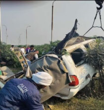थरवई-डीसीएम ट्रक दुर्घटनाग्रस्त, चालक गंभीर