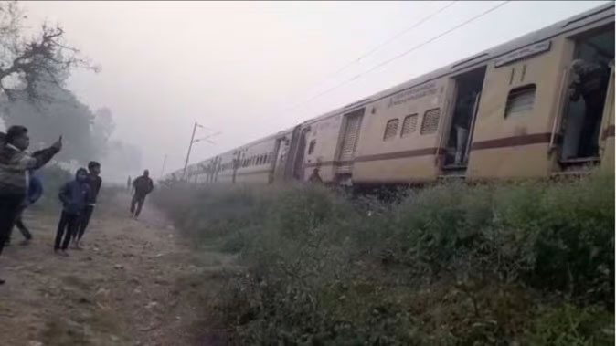 Prayagraj Breaking: 200 मीटर आगे निकला गंगा गोमती एक्सप्रेस का इंजन, चलती ट्रेन के हुए दो भाग