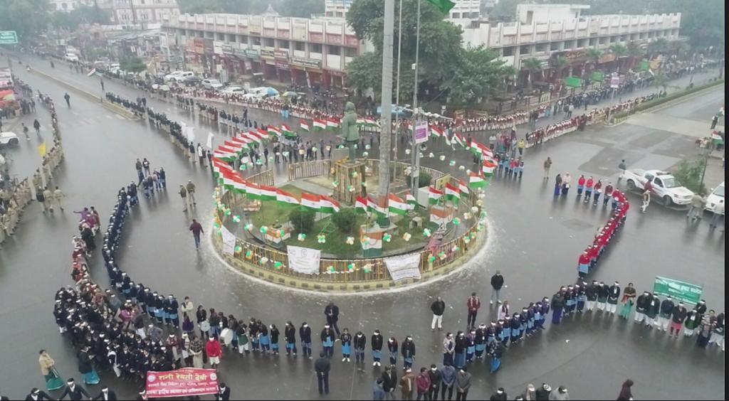 सुभाष चन्द्र बोस जयंतीः मानव श्रंखला बनाकर दिया सड़क सुरक्षा का संदेश